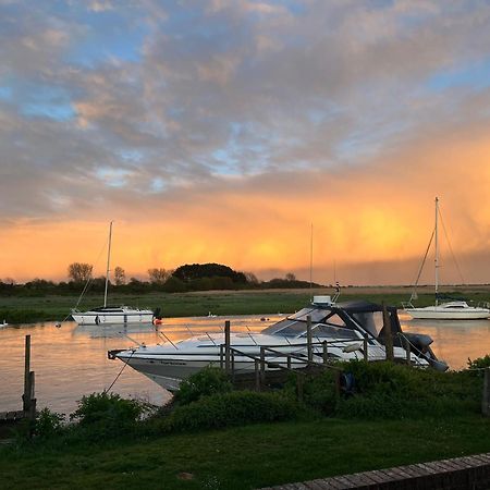 Hot Tub With A View - Christchurch Harbour 외부 사진