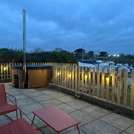 Hot Tub With A View - Christchurch Harbour 외부 사진