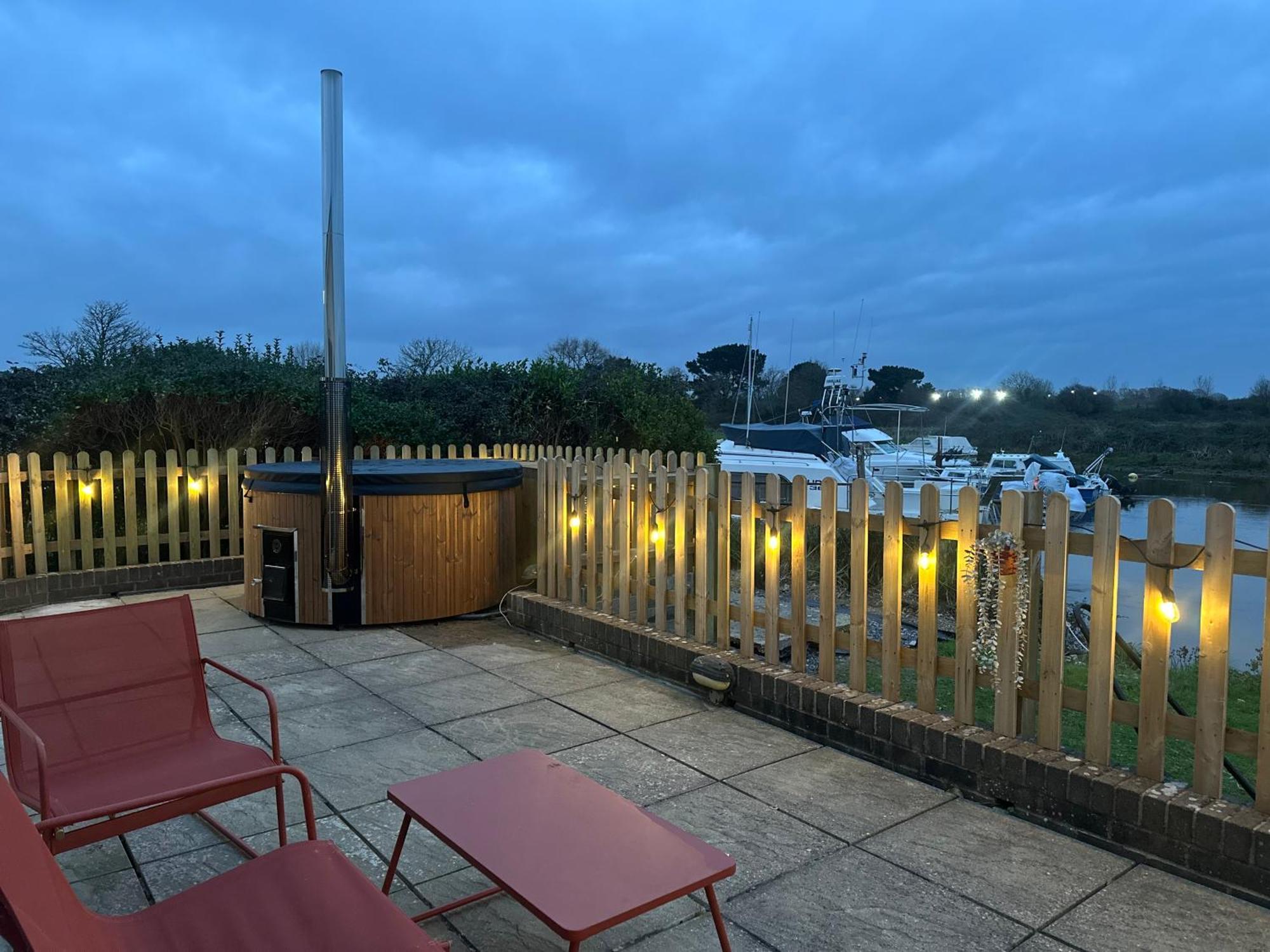 Hot Tub With A View - Christchurch Harbour 외부 사진