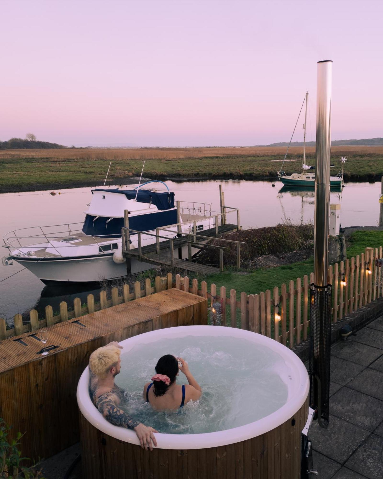 Hot Tub With A View - Christchurch Harbour 외부 사진