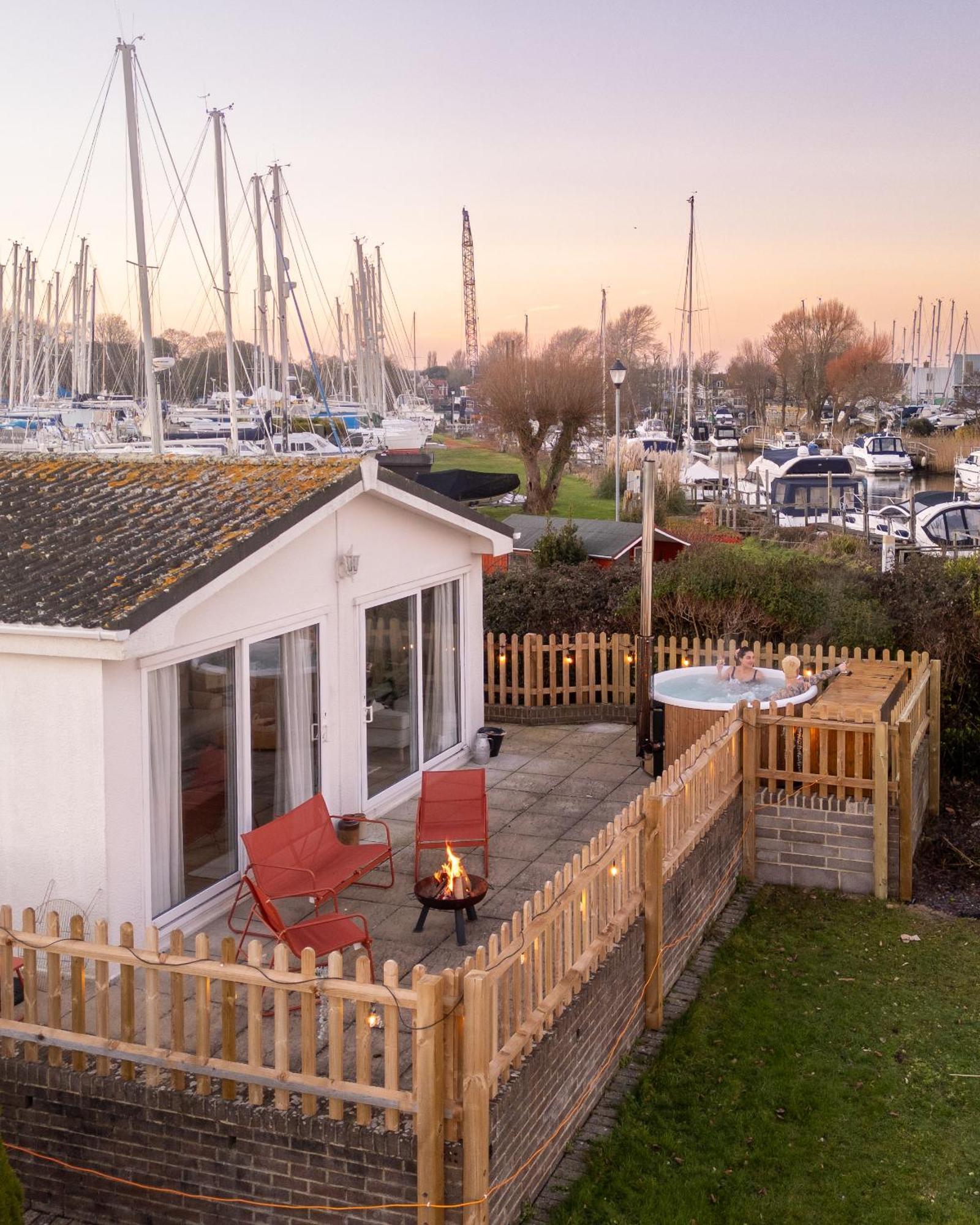 Hot Tub With A View - Christchurch Harbour 외부 사진